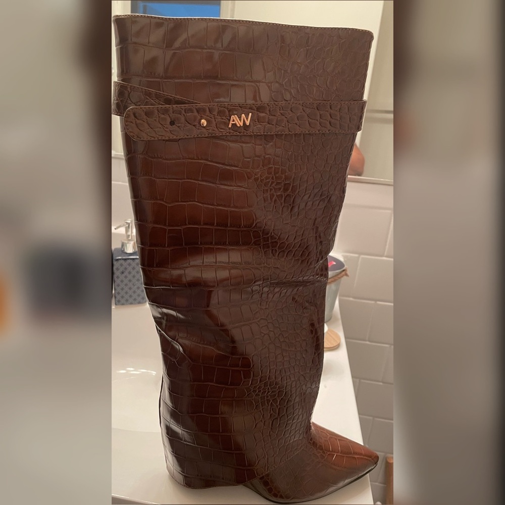 Azelea Wang Over the one boots